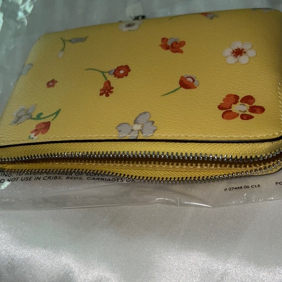 Coach wristlet - Picture 2 of 4